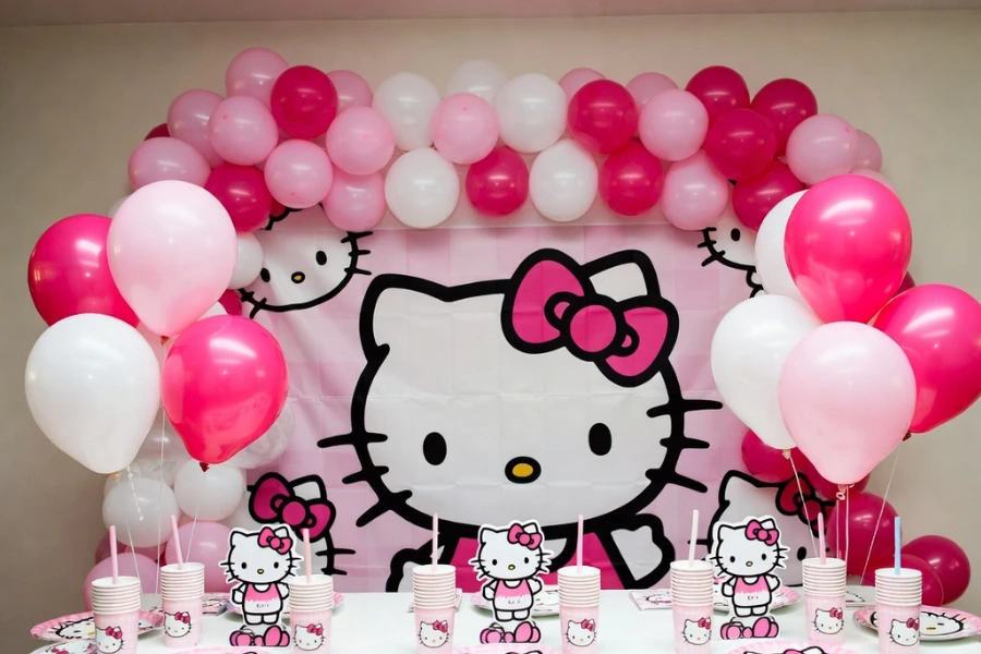 hello kitty verjaardagsfeestje tafelopstelling met ballonnen en achtergrond