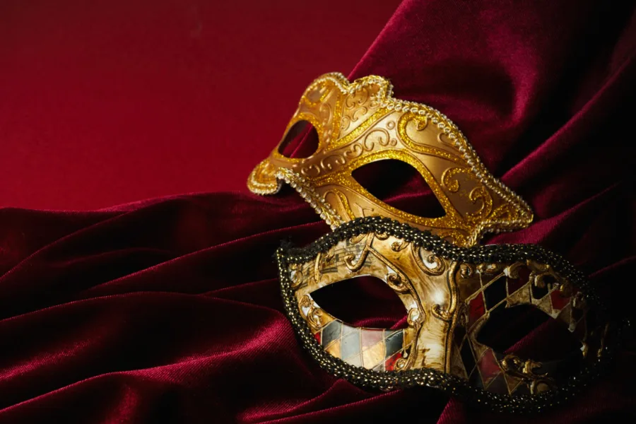 Masques personnalisés pour fêtes costumées, accompagnés de pochettes cadeaux en gros et d'emballages cadeaux